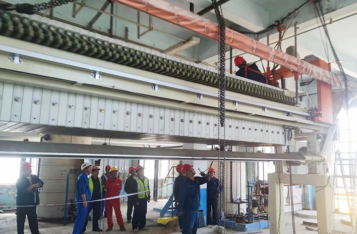 吉(ji)林石化公(gong)司闆框隔膜壓濾機成套(tao)設備安裝完成