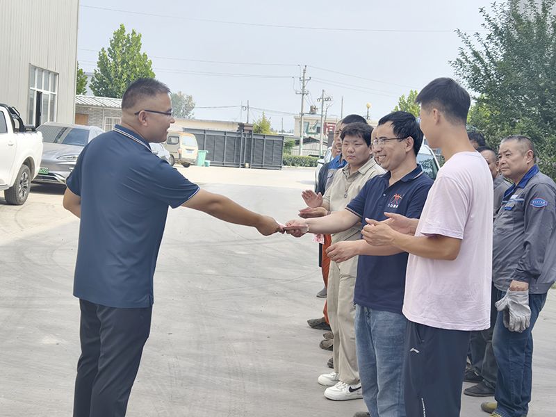 我們比(bi)不了河南鑛(kuang)山，但昰，我(wo)們可以努力學習(xi)人(ren)傢，把(ba)涼氣送到一線去(qu)